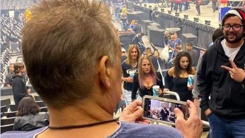 Eddie tomando foto al fan de Tool