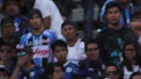 Los aficionados tuvieron que invadir la cancha para resguardarse de los golpes.