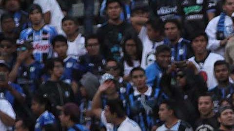 Los aficionados tuvieron que invadir la cancha para resguardarse de los golpes.