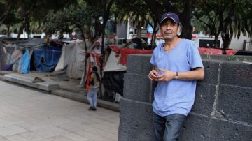 Hugo Barrueta,deportado hace tres años, tiene que sobrevivir en las calles de la CDMX.