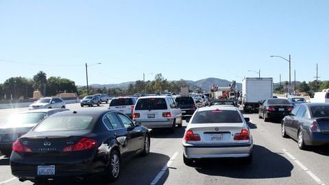 Tráfico denso en la autopista 405.