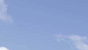 Momento en que tripulantes del barco Ocean Viking rescatan a 104 migrantes en el mar Mediterráneo.