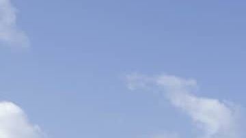 Momento en que tripulantes del barco Ocean Viking rescatan a 104 migrantes en el mar Mediterráneo.