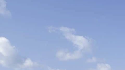 Momento en que tripulantes del barco Ocean Viking rescatan a 104 migrantes en el mar Mediterráneo.