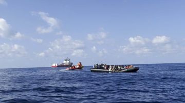 Momento en que tripulantes del barco Ocean Viking rescatan a 104 migrantes en el mar Mediterráneo.