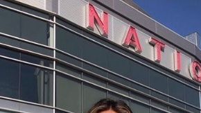 Julia Rose frente al estadio, en Washington DC