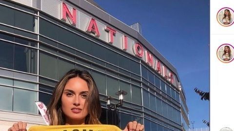 Julia Rose frente al estadio, en Washington DC