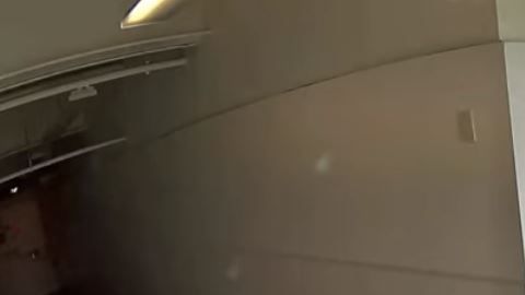 En el video se ve el momento exacto en que el entrenador despoja al estudiante de una escopeta con la cual pretendía quitarse la vida.