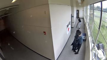 En el video se ve el momento exacto en que el entrenador despoja al estudiante de una escopeta con la cual pretendía quitarse la vida.