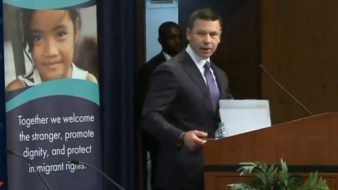 El secretario McAleenan no pudo terminar su discurso.