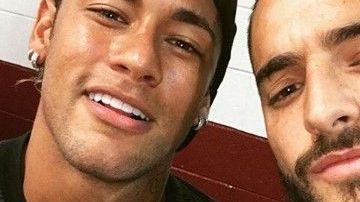 Natalia Barulích le habría sido infiel al cantante con su gran amigo.