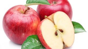 Entre las principales aportaciones de las manzanas se encuentra su alto contenido en fibra, también posee un efecto saciante, es un alimento antioxidante y tiene propiedades diuréticas.