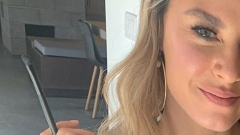 "Este otoño vuelve el brillo, la escarcha, y por supuesto las fiestas de fin de año son perfectas para eso", dijo la experta en estilo.