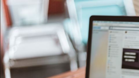 Hoy en día, la gente navega por Internet en su teléfono celular.