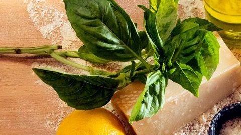 Otro de los secretos para cocinar la pasta perfecta radica en la calidad de los ingredientes, procura preparar las salsas en casa, utiliza un buen queso parmesano y hierbas aromáticas frescas.