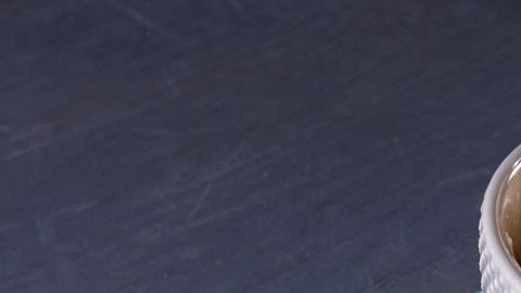 El consumo de gelatina aporta selenio, fósforo y cobre, estos minerales favorecen el aumento de la densidad ósea, lo que ayuda a mantener huesos fuertes y previene la aparición de osteoporosis. Otro maravilloso aporte es el poder de los aminoácidos que contiene, de esta manera lograrás reducir la inflamación en articulaciones y el desarrollo de cartílago.