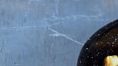 Exquisita ensalada de espinaca con pechuga de pollo empanizada, perfecta como almuerzo saludable y una maravillosa cena. ¡Le encantará a todos!