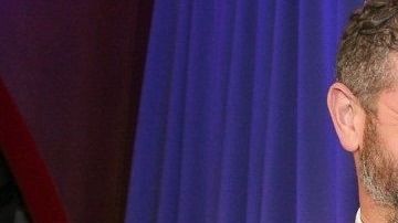 El director de Human Rights First, Michael Breen, entregó el reconocimiento a Miroslava Cerpas.