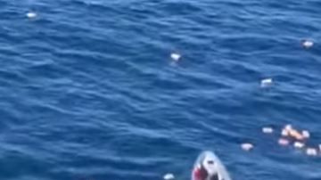 Los paquetes de droga quedaron dispersos en el mar.