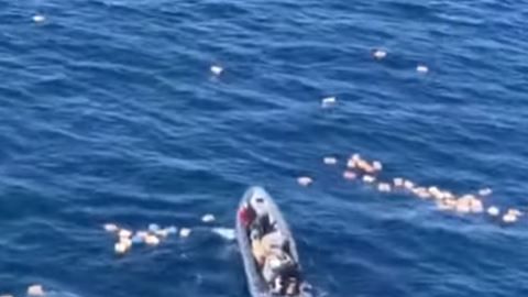 Los paquetes de droga quedaron dispersos en el mar.