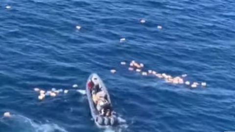 Los paquetes de droga quedaron dispersos en el mar.