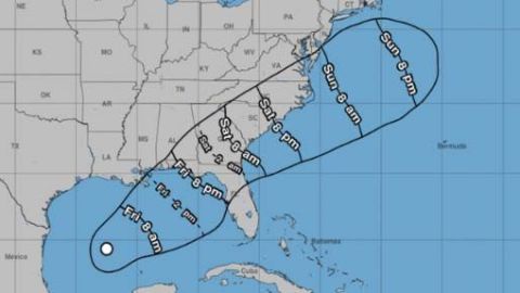 Previsión del Centro Nacional de Huracanes (NHC, en inglés) sobre la evolución de los vientos con fuerza de tormenta tropical previstas para el fin de semana en el sur y sureste de EEUU (mapa publicado en la madrugada de este viernes).