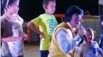 La respuesta del niño causó las risas de los presentes.