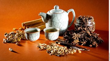 El té negro es una bebida con grandes poderes antioxidantes, de tal manera que actúa como un poderoso protector del organismo fortaleciendo el sistema inmunológico.