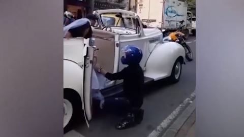 El chico se arrodilla e incluso, hace algo atrevido para impedir la boda.