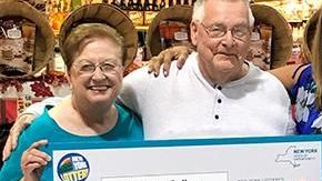 David Yax, al centro, con su gran premio de lotería.
