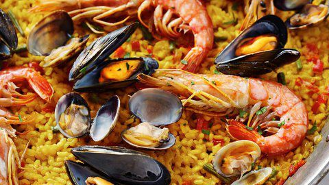 La paella es uno de los platillos más populares a nivel internacional, se dice que es la cuarta receta más buscada en la web.