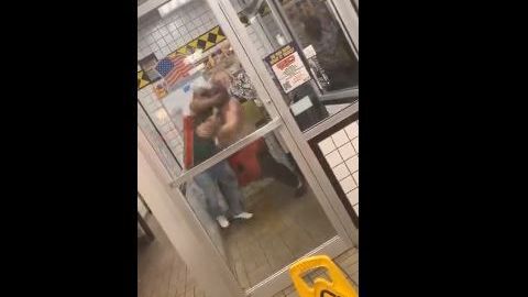 Dos hombres golpearon salvajemente a otro.