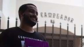 Un grupo de jubilados protestó contra el presidente de la JSF, José Carrión, frente a su residencia en Condado.