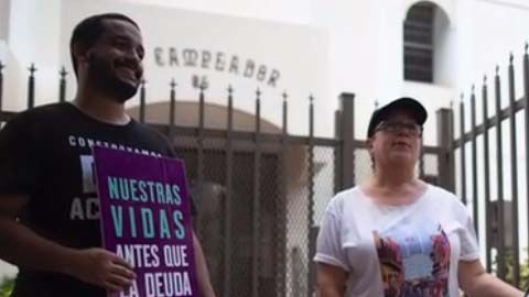 Un grupo de jubilados protestó contra el presidente de la JSF, José Carrión, frente a su residencia en Condado.