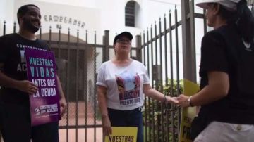 Un grupo de jubilados protestó contra el presidente de la JSF, José Carrión, frente a su residencia en Condado.