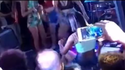 La chica se divertía y nunca pensó lo que pasaría.