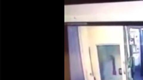 El momento en que el hombre golpea a una mujer.