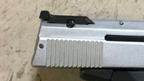 Disparan en el hombro a un joven de 21 años dentro de un negocio en el vecindario de Wicker Park.