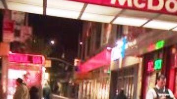 NYPD en el establecimiento en Sutphin Avenue