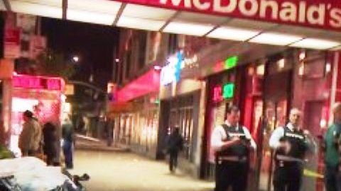 NYPD en el establecimiento en Sutphin Avenue