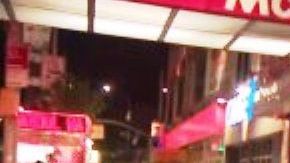 NYPD en el establecimiento en Sutphin Avenue