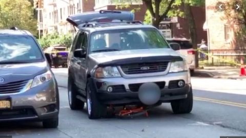 La bicicleta quedó debajo del vehículo