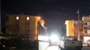 Los gatilleros llegaron a eso de las 6:46 p.m. del lunes al residencial Ramos Antonini en dos guaguas blancas y comenzaron a disparar con rifles en la plazoleta que ubica entre los edificios 29 y 30.