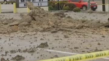 El hueco que de dejo el rayo en el concreto quedó como evidencia.