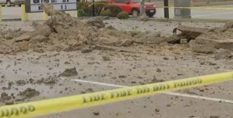 El hueco que de dejo el rayo en el concreto quedó como evidencia.