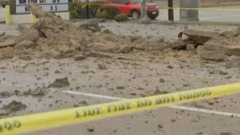 El hueco que de dejo el rayo en el concreto quedó como evidencia.