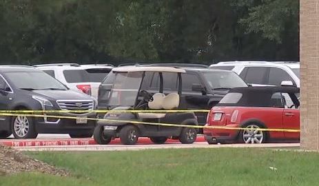 Un joven de 17 años conducía un Mini-Copper rojo mientras que otro de la misma edad estaba parado sobre el vehículo.