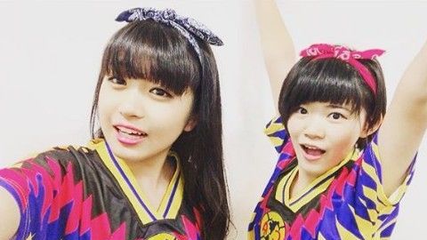 Miyu y Hiyori visten elegantemente la playera azulcrema.