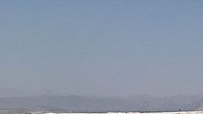 Un camión móvil del USGS escanea la ruptura de la superficie causada por el sismo en Ridgecrest.