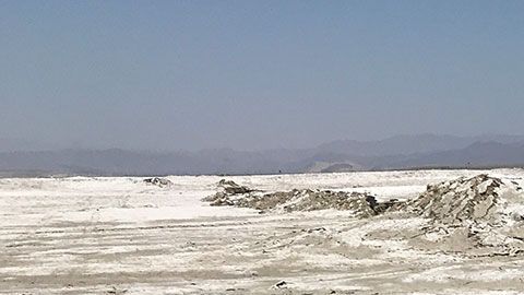 Un camión móvil del USGS escanea la ruptura de la superficie causada por el sismo en Ridgecrest.